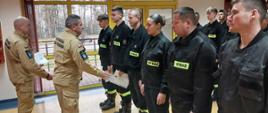 Słuchacze z jednostek OSP odbierają zaświadczenia 