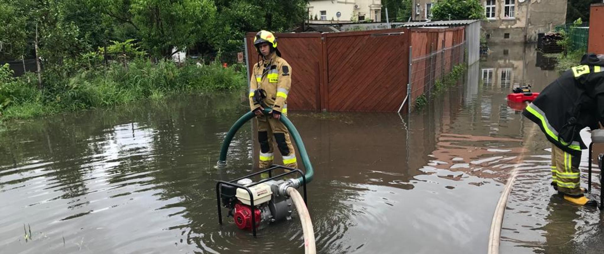 Duże opady deszczu i podtopienia - podtopienia posesji
