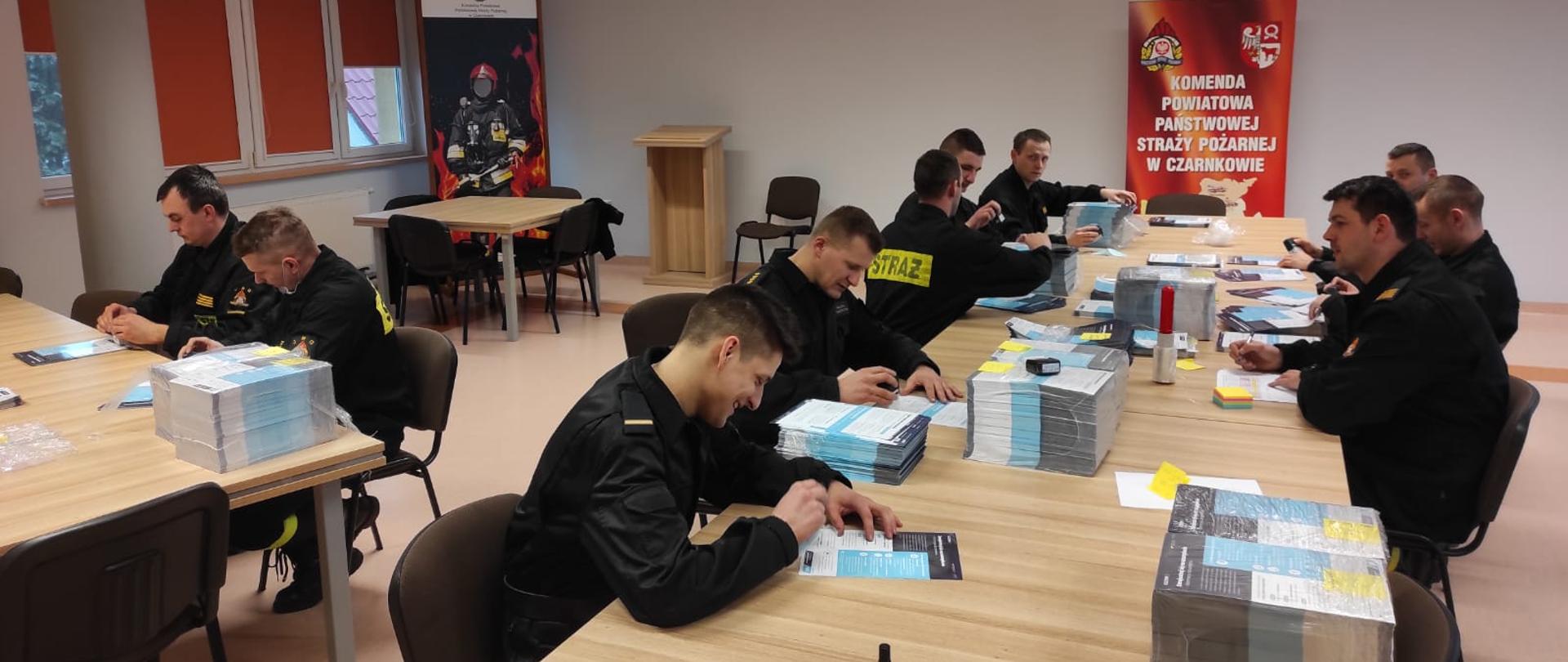 PRZYGOTOWANIE ULOTEK przez strażaków 