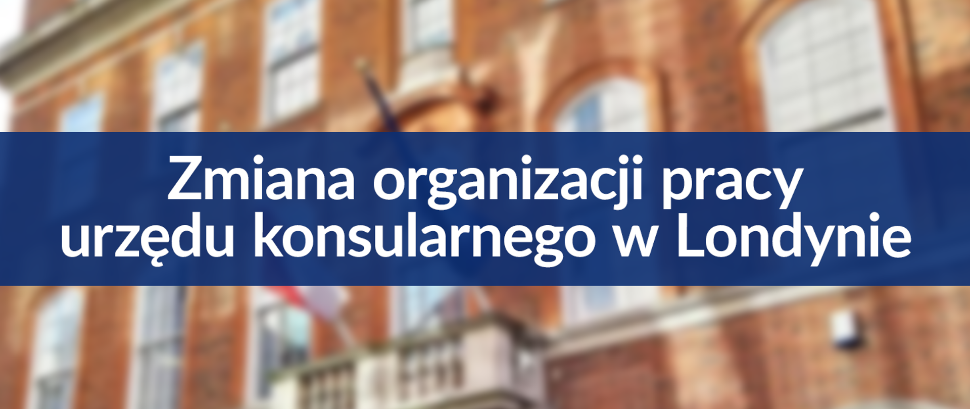 Napis "Zmiana organizacji pracy urzędu konsularnego w Londynie" na tle niebieskiego prostokąta, z rozmytym budynkiem WKiP w tle. 
