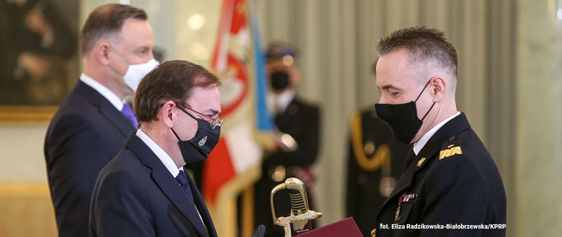 Minister MSWiA składa gratulacje st. bryg. Andrzejowi Bartkowiakowi - komendantowi głównemu PSP. Na zdjęciu jest również Prezydent RP.