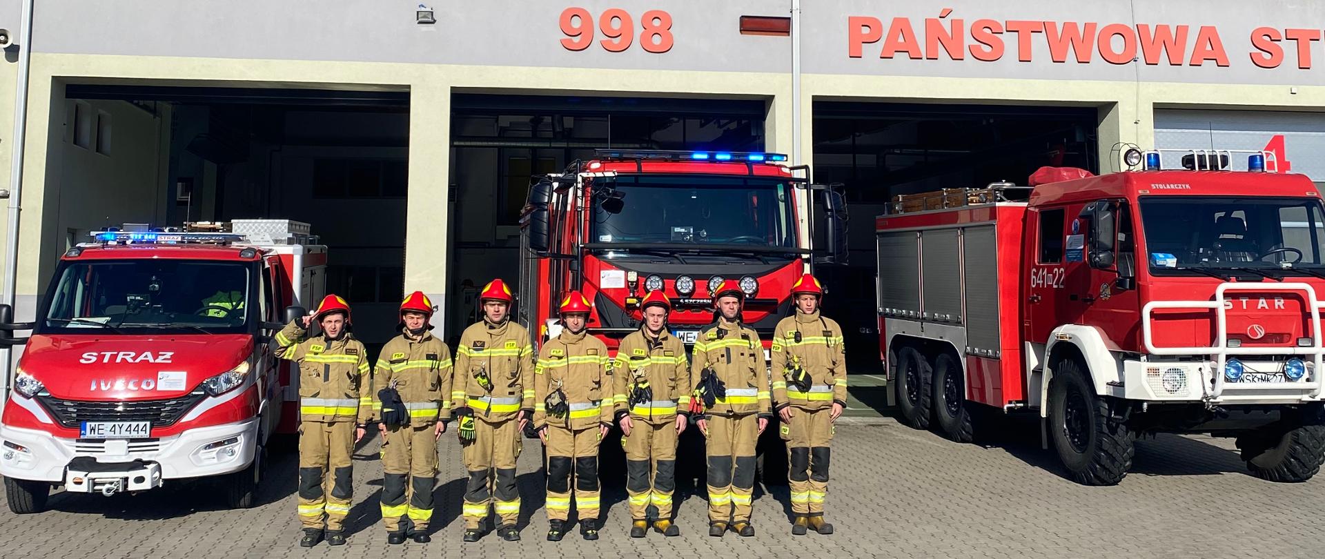 Sokołowscy strażacy PSP oddali hołd ofiarom katastrofy pod Smoleńskiem - ubrani w ubrania specjalne przy samochodach pożarniczych