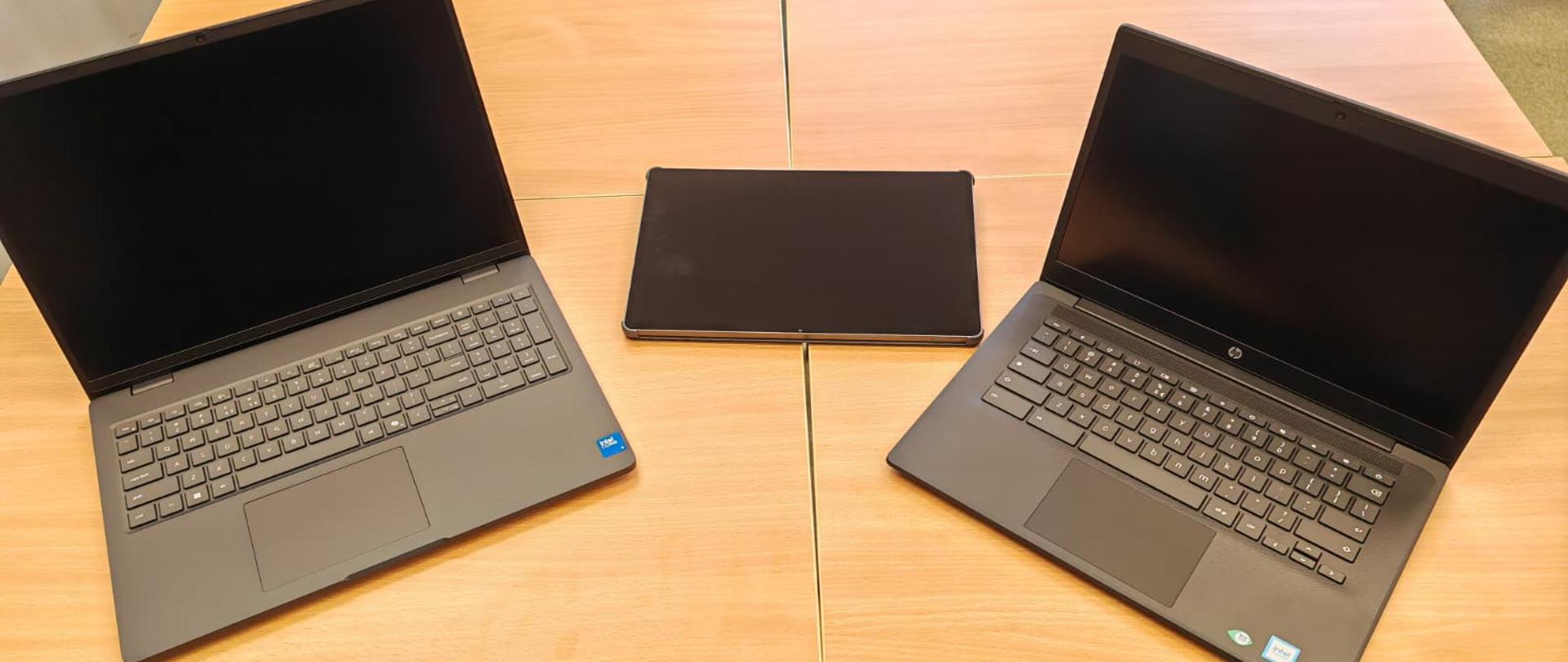 2 laptopy i tablet na biurku