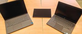 2 laptopy i tablet na biurku