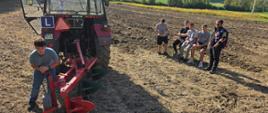 Kierowca przed rozpoczęciem prac polowych reguluje pług