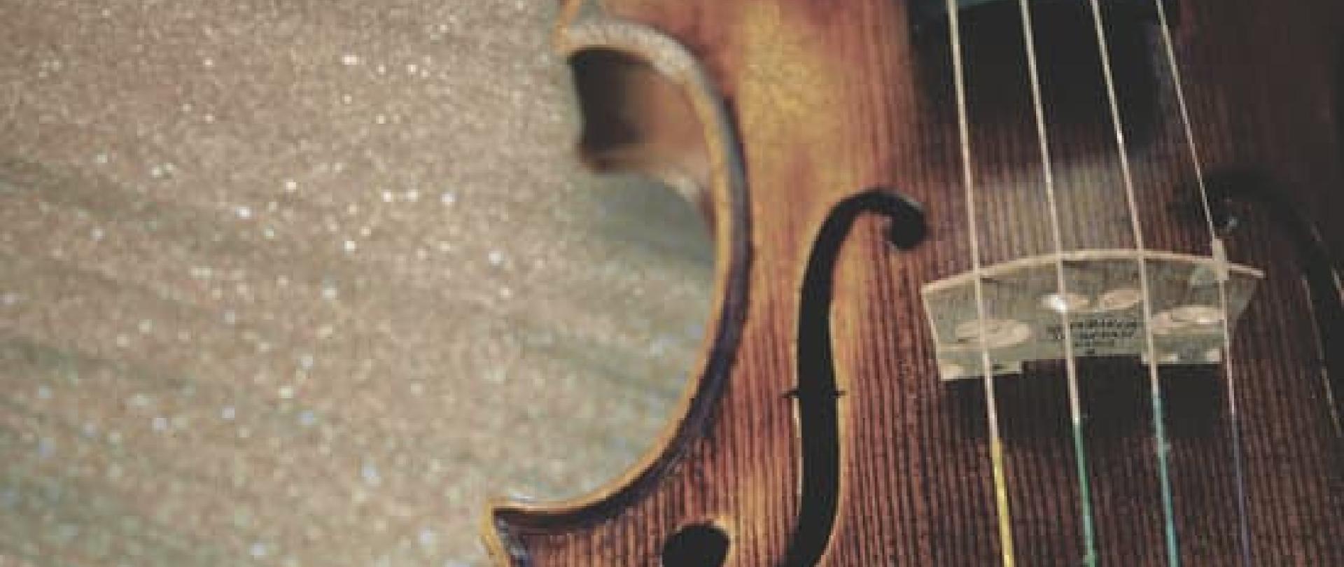 Na górze zdjęcie skrzypiec, tło kremowe, czarny napis informujący o popisie uczniów klasy skrzypiec i gitary 5 grudnia 2023 r. o godz. 17.30