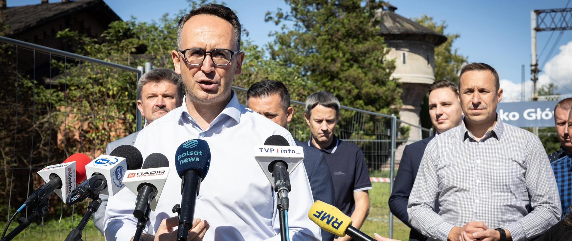 Minister infrastruktury Dariusz Klimczak w trakcie wypowiedzi