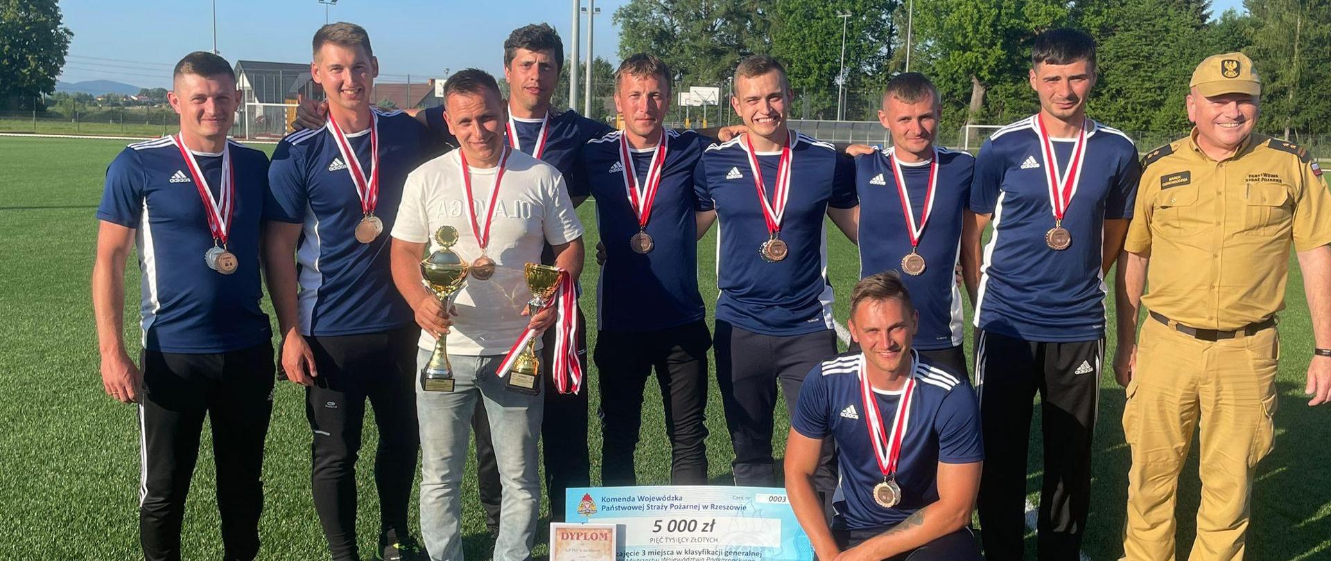 Zdjęcie przedstawia zawodników KP PSP Jarosław z Komendantem Powiatowym PSP.