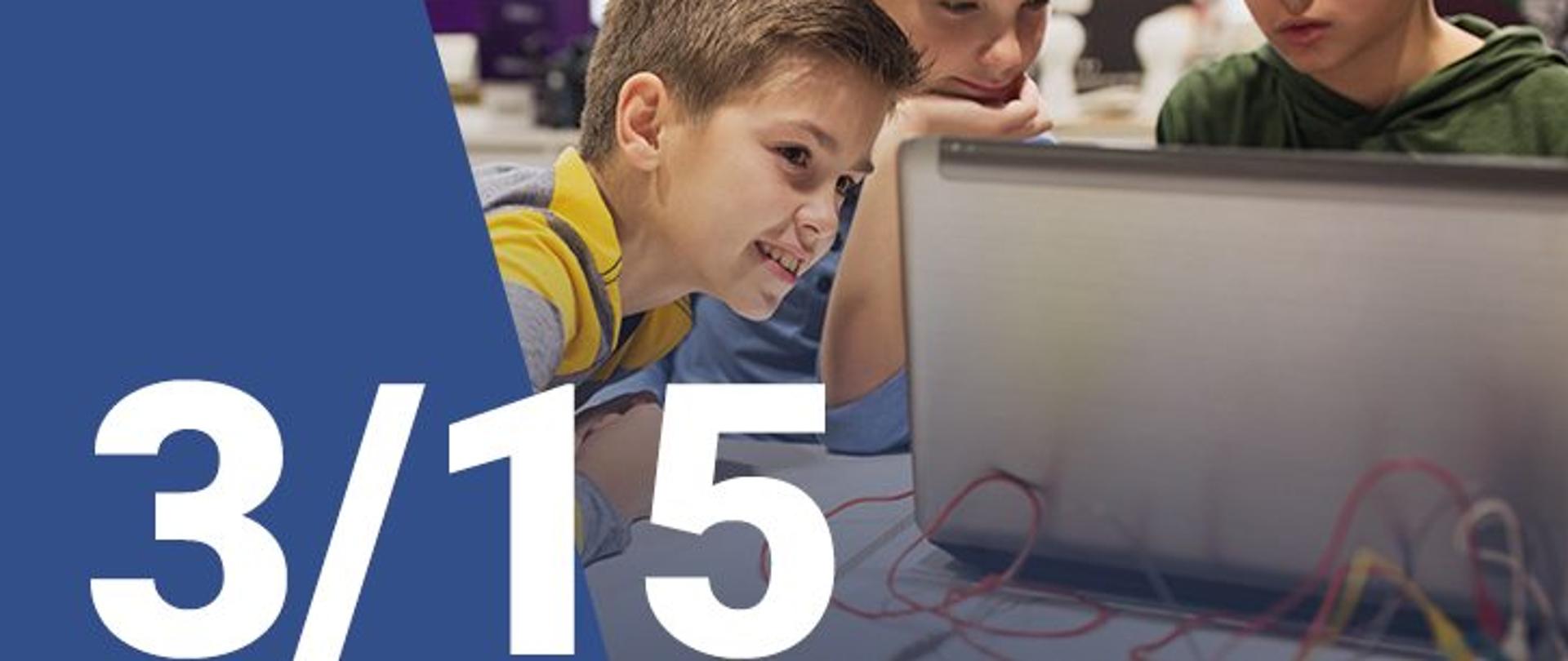 Na zdjęciu widzimy trzech chłopców patrzących na ekran laptopa. W dolnym lewym rogu widoczna jest numeracja zdjęcia (3/15)