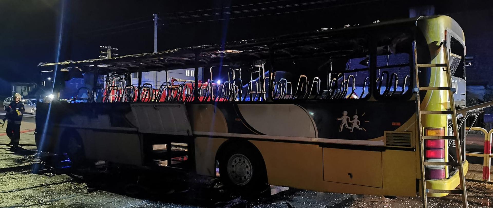 Na zdjęciu widać spalony autokar 