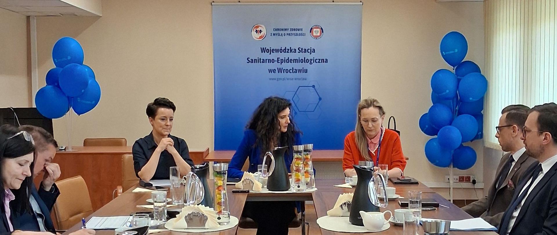 Osoby biorące udział w spotkaniu w sali konferencyjnej