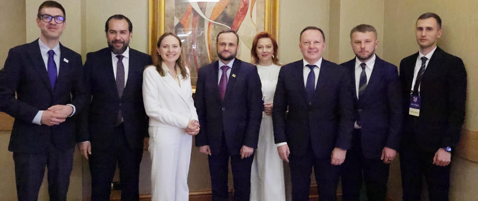 Minister funduszy i polityki regionalnej Katarzyna Pełczyńska-Nałęcz stoi ubrana w biały garnitur, po jej lewej stronie stoi wicepremier Ukrainy Oleksii Kuleba oraz pozostali członkowie delegacji
