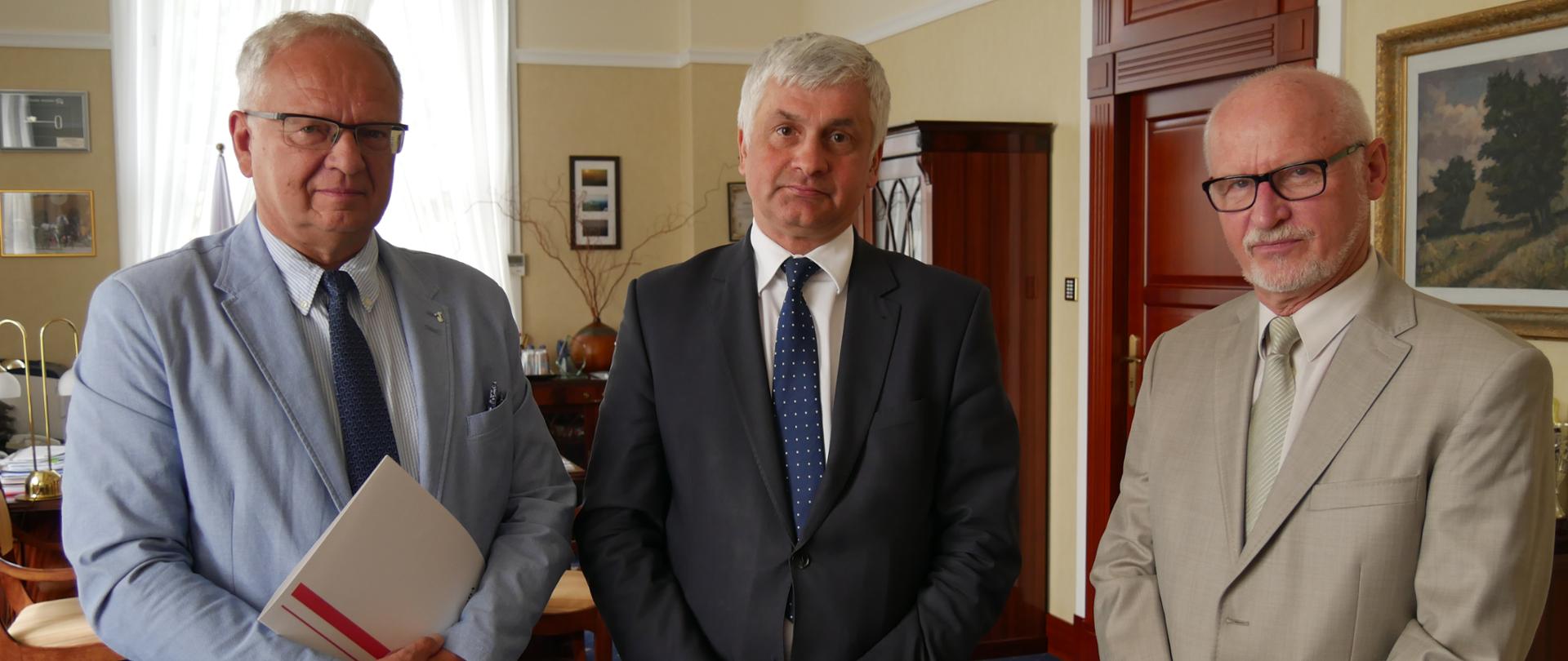 Wojewoda podlaski Bohdan Paszkowski wręczył w poniedziałek akt powołania konsultanta wojewódzkiego w dziedzinie gastroenterologii dr n. med. Andrzejowi Arturowi Baniukiewiczowi.