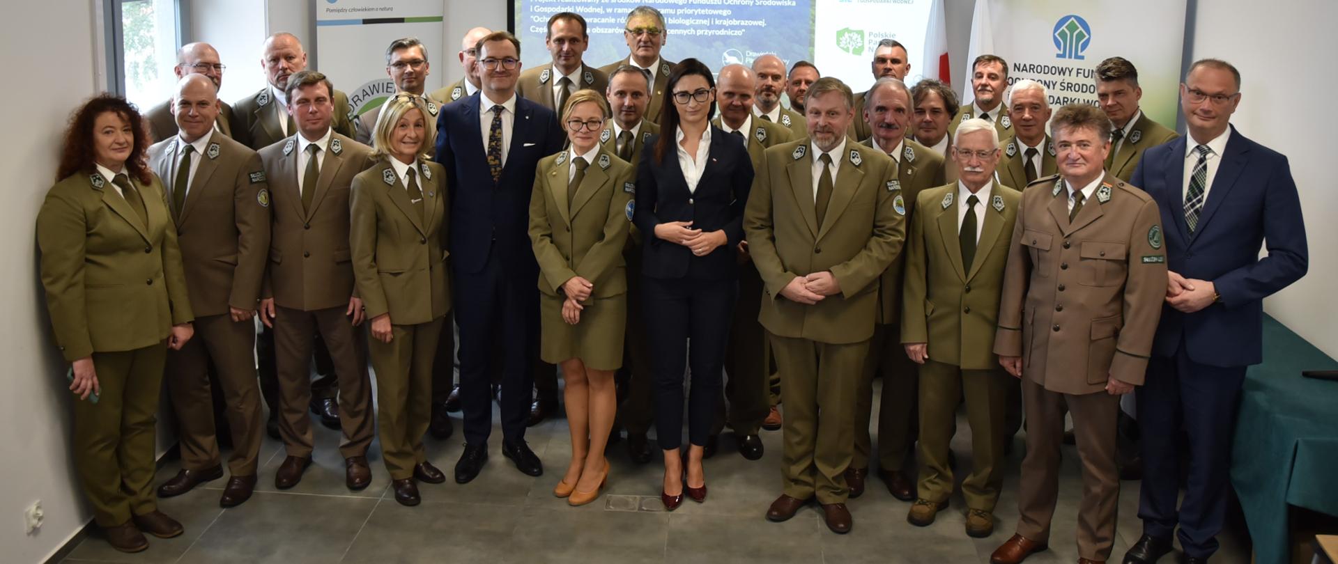 Sławomir Mazurek, zastępca prezesa NFOŚiGW podczas podpisywania umowy.