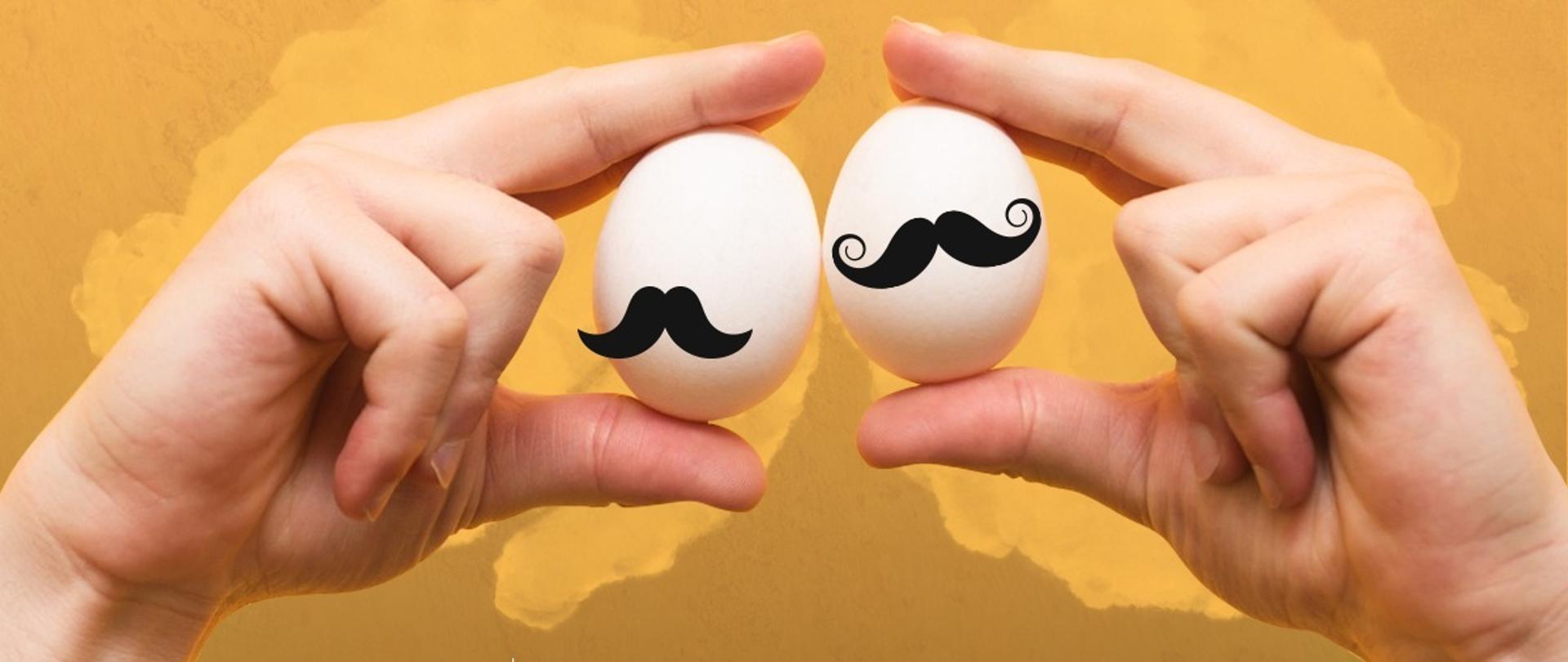 Samobadanie jąder. Rób regularnie - najlepiej raz w miesiącu. Nie zajmuje to dłużej niż 5 minut. Najlepiej po gorącej kąpieli, kiedy mięśnie moszny są rozluźnione. Zauważyłeś coś niepokojącego? Nie panikuj - zgłoś się do lekarza. Movember 2023 - Międzynarodowy Miesiąc Świadomości Męskich Nowotworów. Na grafice widoczne są dłonie, w których są kurze jajka. W prawym górnym rogu jest logo Ministerstwa Zdrowia oraz Państwowej Inspekcji Sanitarnej. Tło jest pomarańczowe.