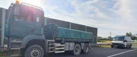 Niesprawną wywrotką bez ważnych badań technicznych kierował przedsiębiorca bez ważnego prawa jazdy wymaganej kategorii do prowadzenia pojazdów ciężarowych. Pojazd zatrzymał do kontroli patrol mazowieckiej Inspekcji Transportu Drogowego na ekspresowej „siódemce” w pobliżu Grójca.