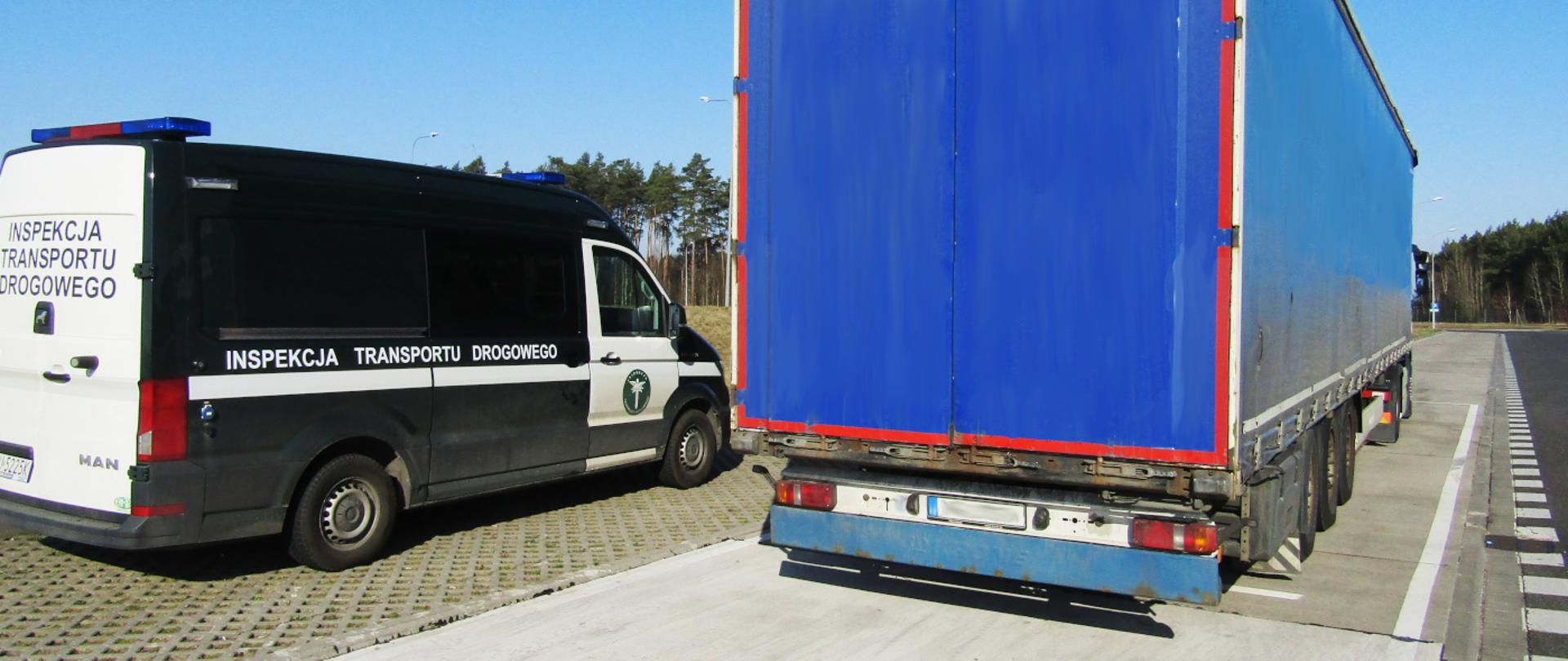 Skontrolowany przez szczecińskich inspektorów ITD zespół pojazdów czeskiego przewoźnika. Po lewej inspekcyjny furgon, po prawej zatrzymany samochód ciężarowy.