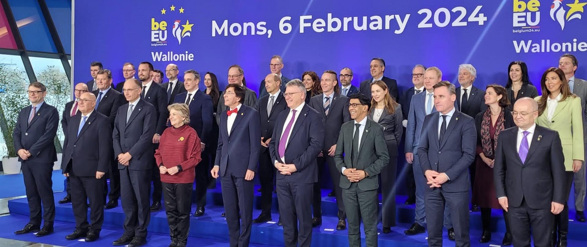 Minister funduszy i polityki regionalnej Katarzyna Pełczyńska-Nałęcz na nieformalnym spotkaniu ministrów ds. polityki spójności w Mons w Belgii, uczestnicy spotkania pozują do family foto, minister Pełczyńska stoi w drugim rzędzie 