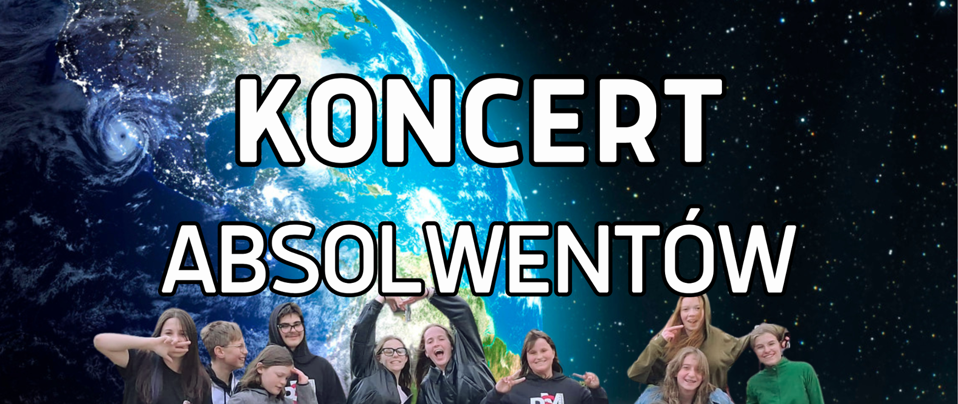 Na czarnym tle kula ziemska i zdjęcie absolwentów prawdopodobnie na księżycu.
W górnej części nazwa szkoły , logo szkoły i kod Qr. W dolnej części data i miejsce koncertu tj. 23.06.2026 godz.17,00 aula szkoły