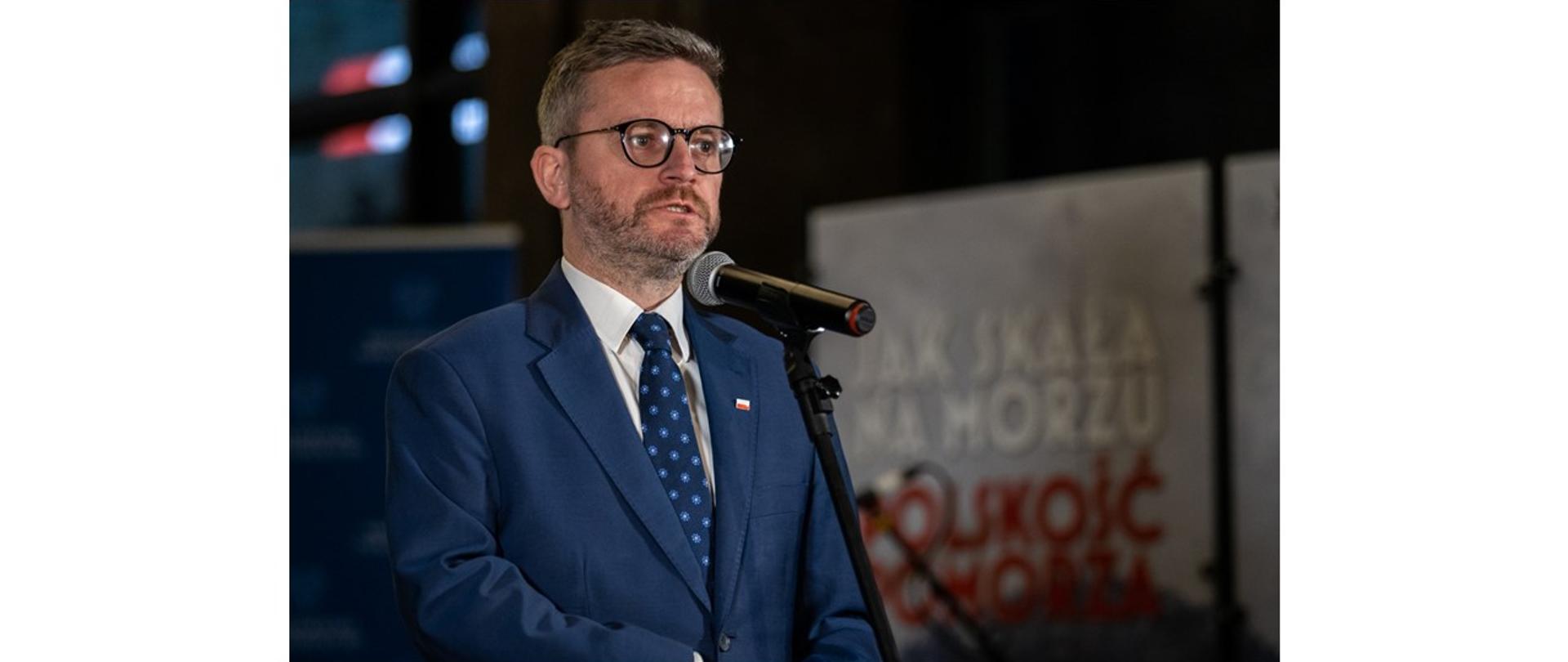 Wiceminister infrastruktury Grzegorz Witkowski na otwarciu wystawy "Jak skała na morzu. Polskość Pomorza"