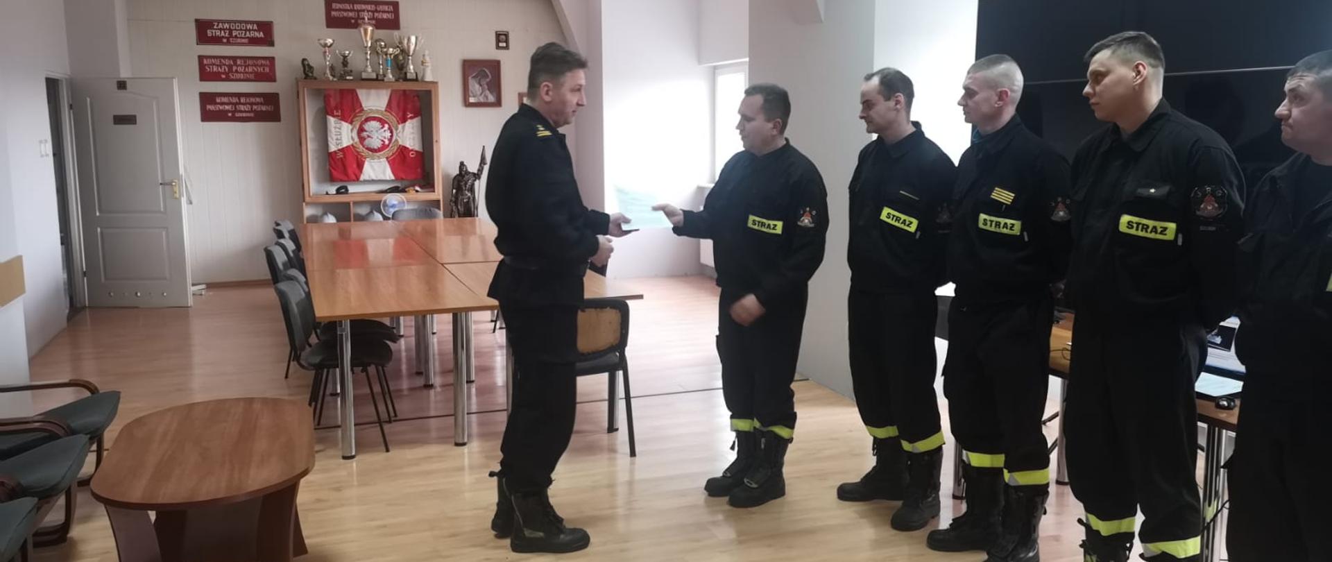 Na zdjęciu wyróżnieni strażacy podczas zbiórki w JRG