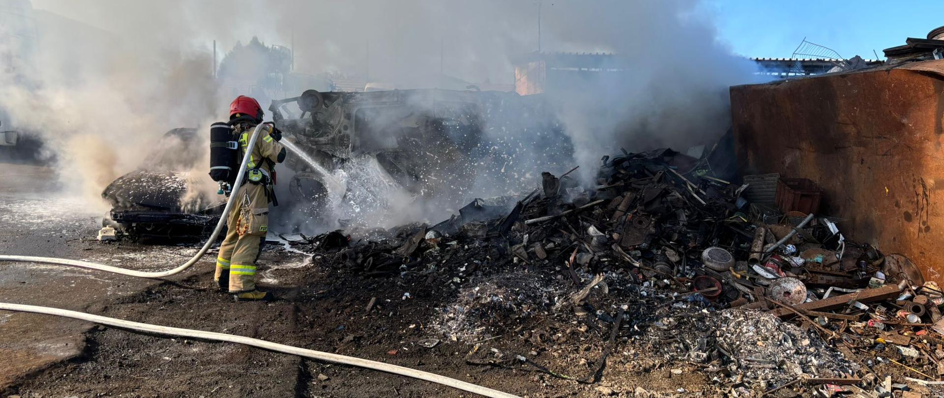 Pożar na złomowisku