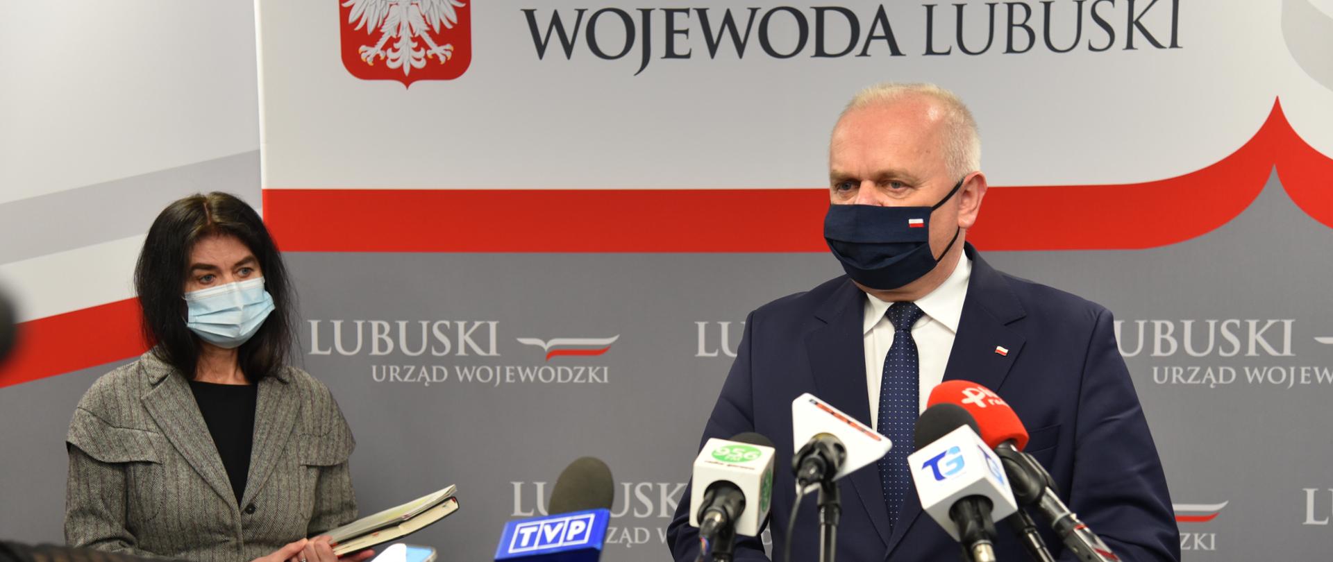 Wojewoda Władysław Dajczak i dyrektor wydziału Polityki Społecznej Grażyną Jelską w czasie konferencji prasowej