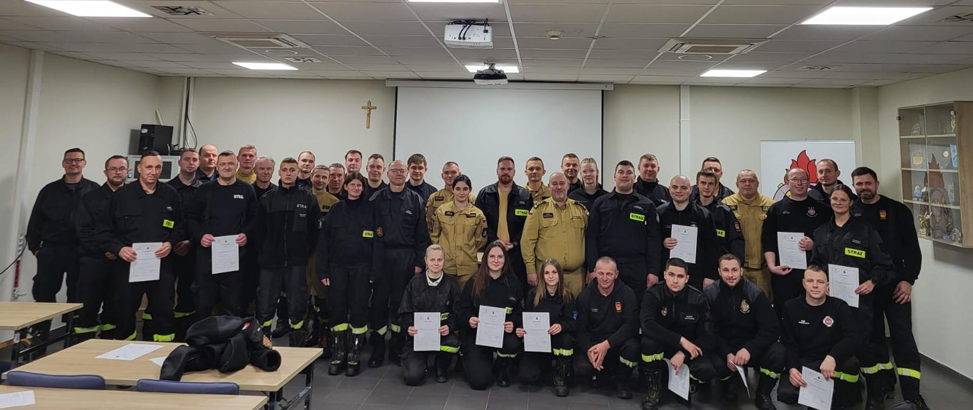 Grupowe zdjęcie uczestników szkolenia i dowództwa