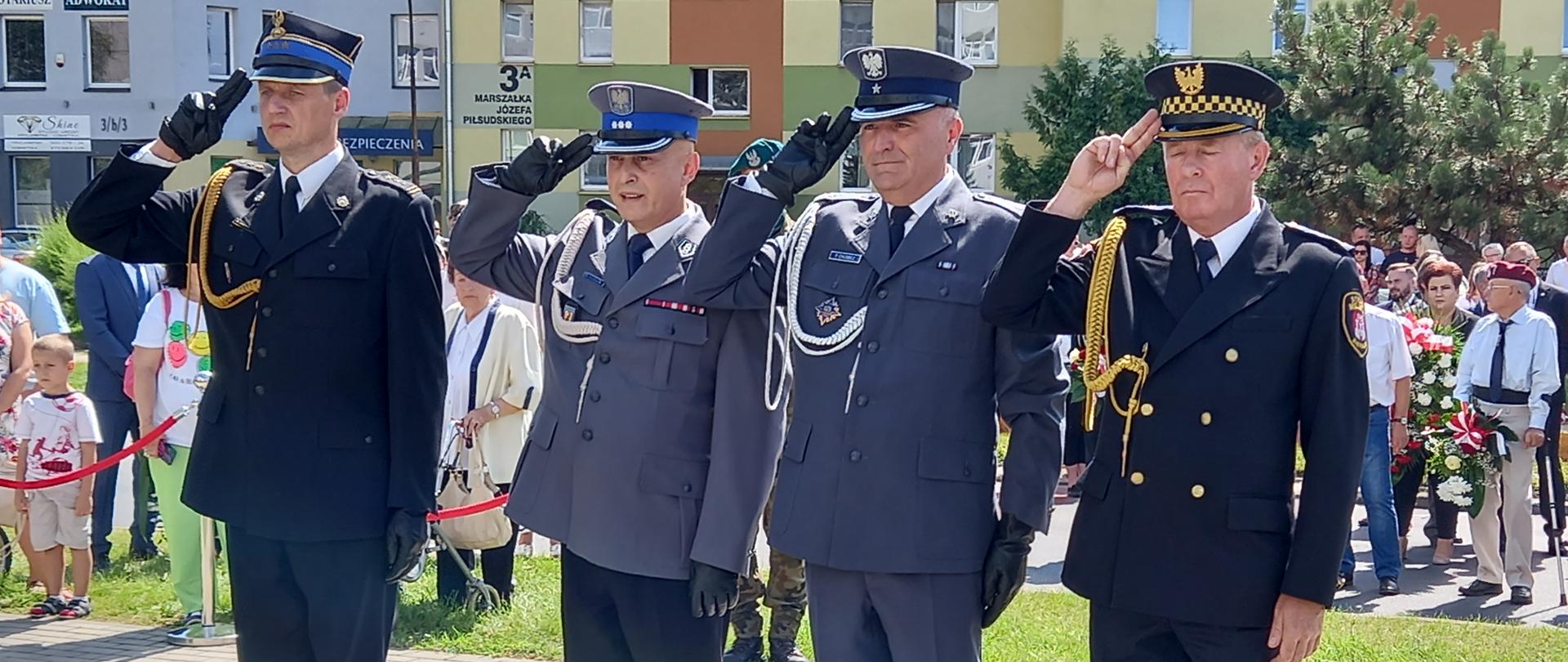 Przedstawiciele służb ,mundurowych podczas Święta Wojska Polskiego