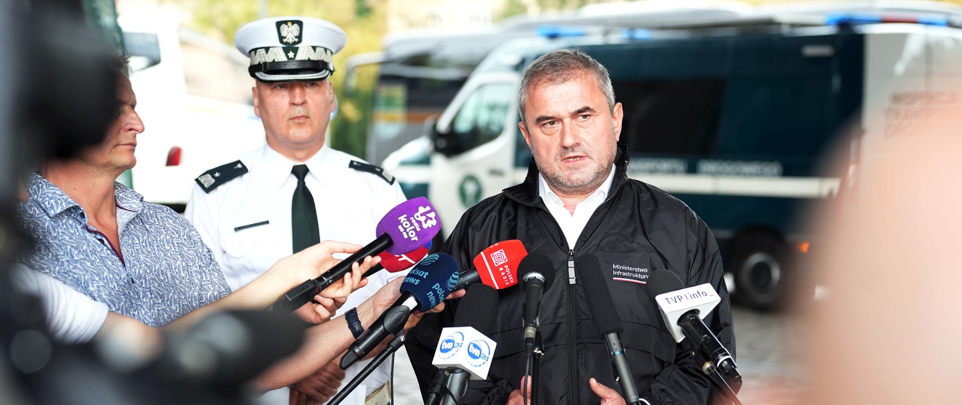 Wiceminister Infrastruktury Stanisław Bukowiec podczas udzielania wywiadu