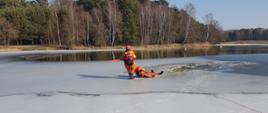 Ćwiczenia strażaków na zamarzniętych akwenach wodnych