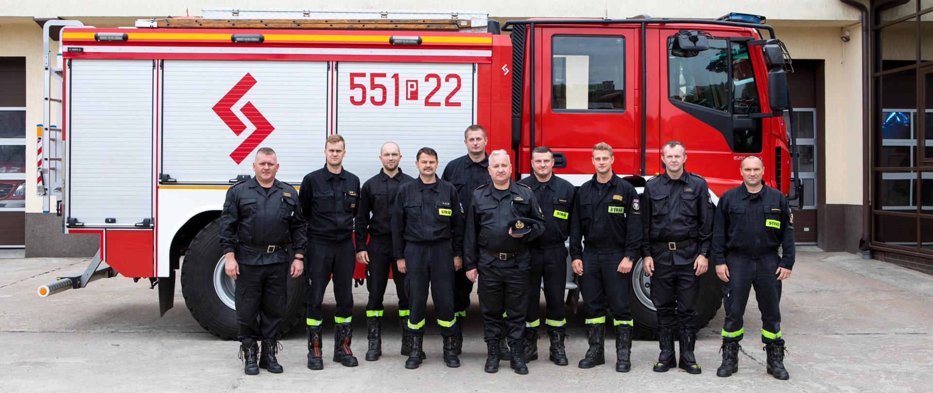 Wspólne zdjęcie strażaków będących na misji w Grecji wraz z Komendantem Powiatowym PSP w Pile.