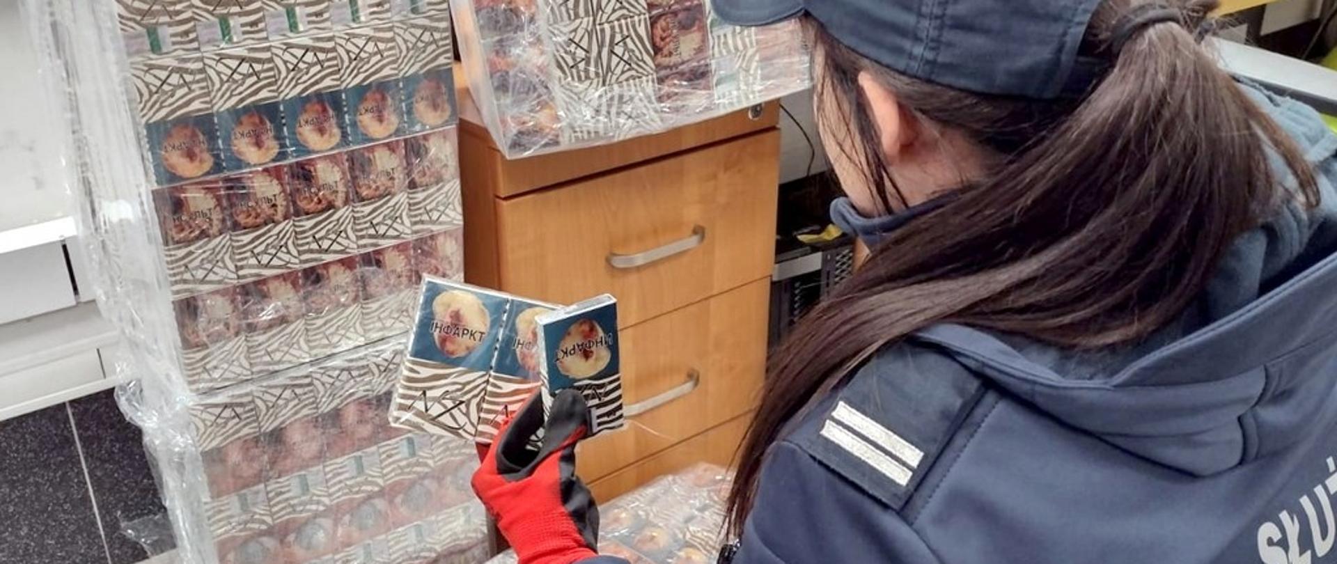 Funkcjonariuszka przy papierosach