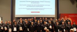 Na zdjęciu strażacy którzy odebrali listy gratulacyjne wraz z Komendantem Miejskim i Zastępcą Komendanta Miejskiego.