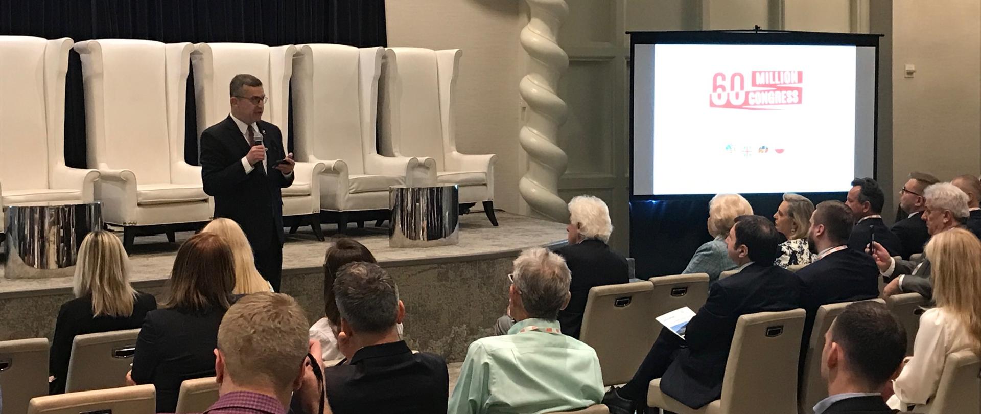 Ambasador Piotr Wilczek przemawia otwierając Kongresie 60 mln w Miami na Florydzie