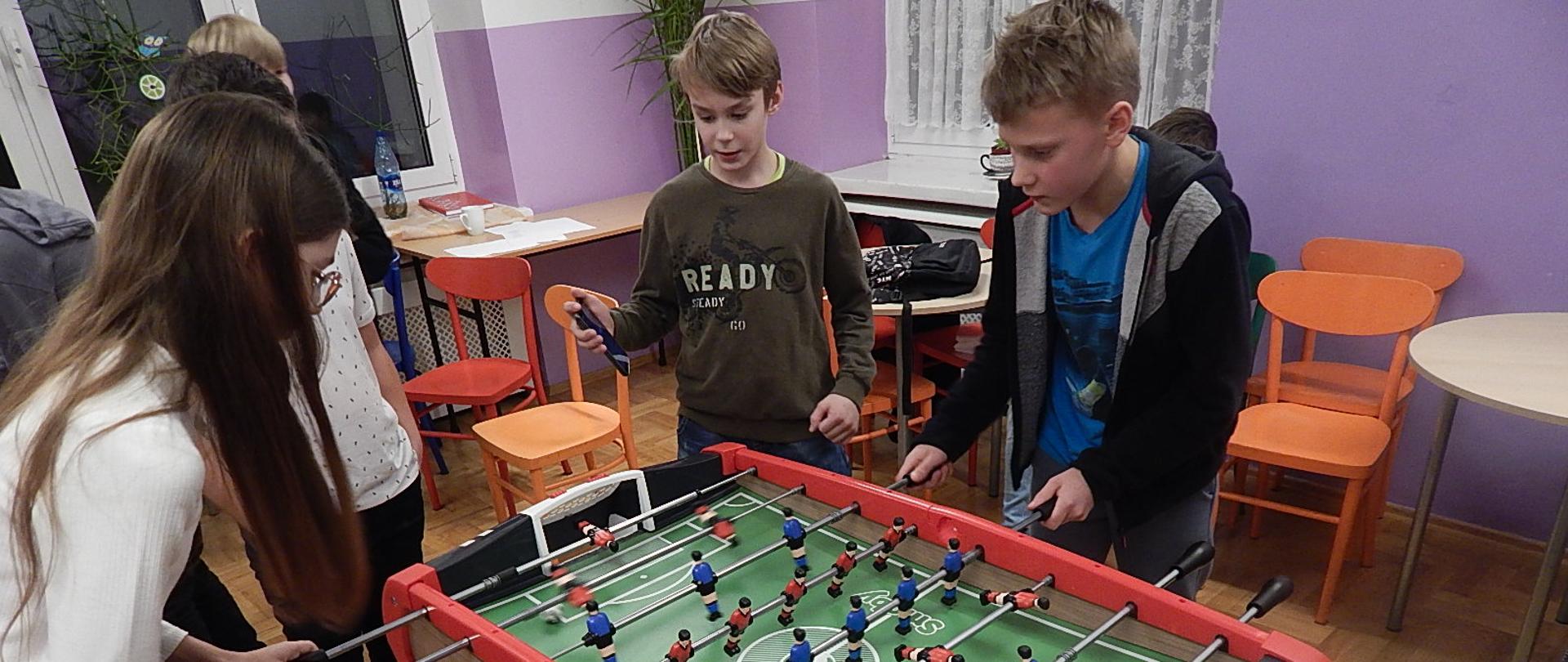 uczniowie podczas gry