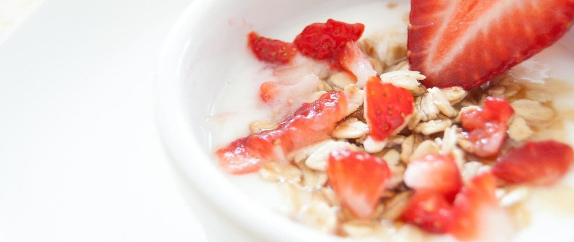 Zdjęcie przedstawia truskawki