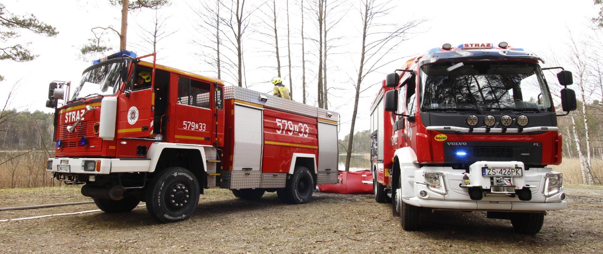 Zdjęcie przedstawia samochody pożarnicze na punkcie czerpania wody