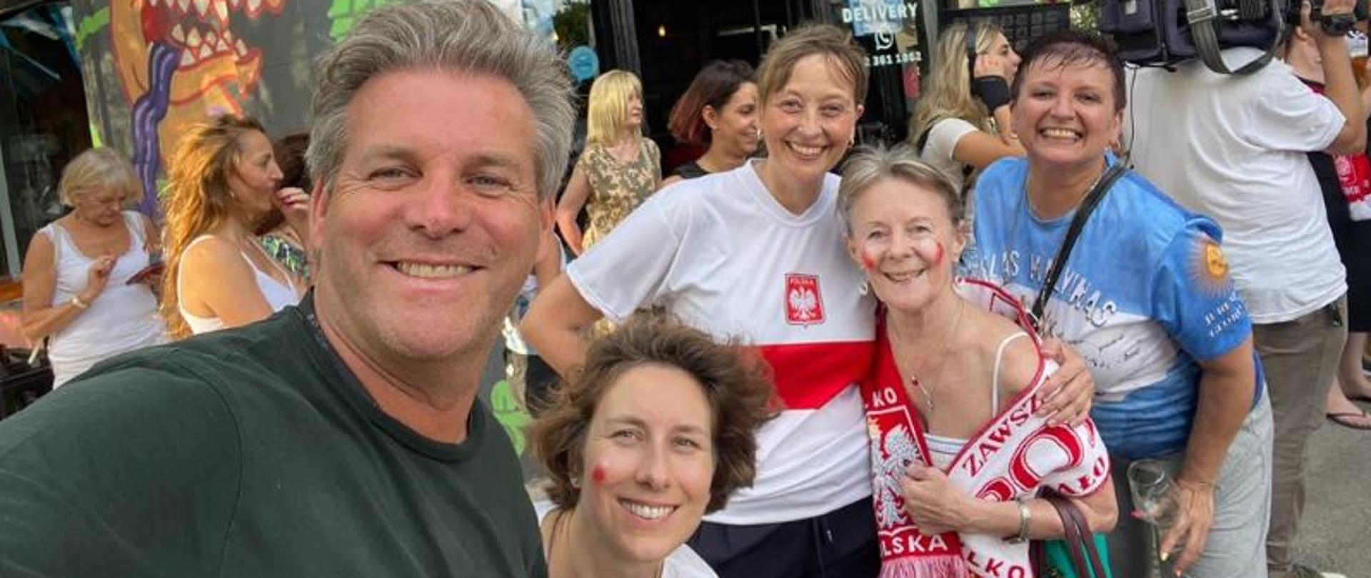 W logo Varsovia Beer wykorzystano wizerunek misia Wojtka, niedźwiedzia który walczył z polskimi żołnierzami na froncie włoskim.