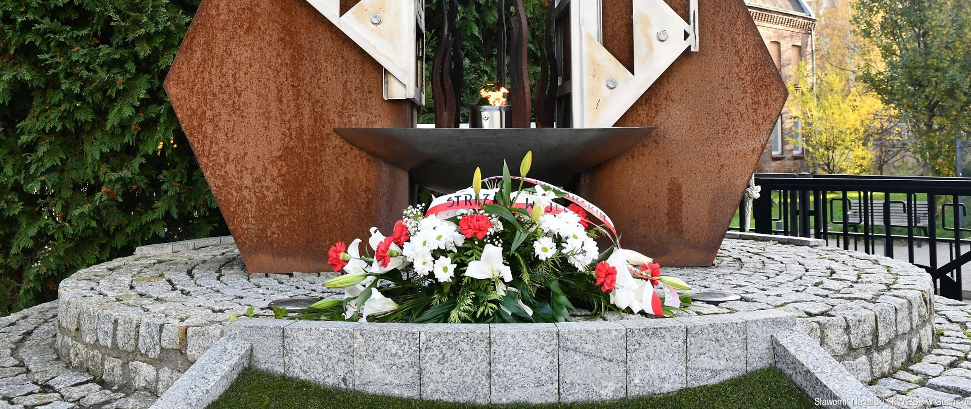 W hołdzie wszystkim zmarłym pomorskim strażakom złożono wieniec oraz zapalono znicz.