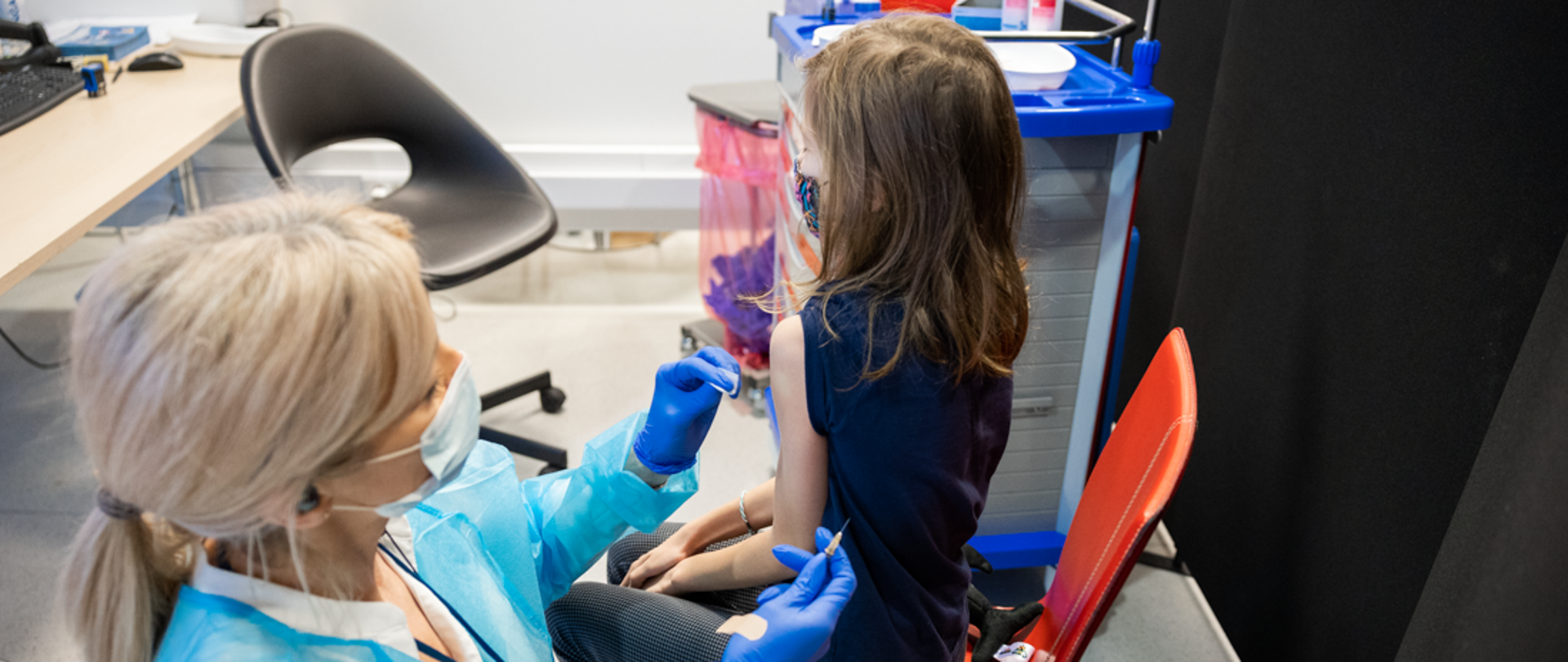 Inauguracja_szczepień_przeciw_Covid-19_dla_dzieci_od_5_do_11_roku_życia_w_punkcie_szczepień_na_PGE_Narodowy_1