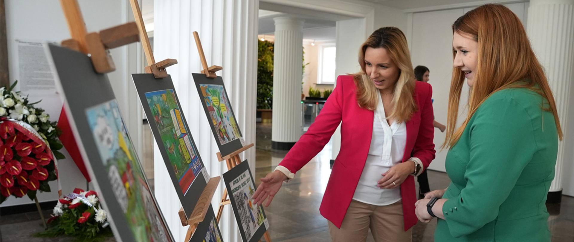 Podsekretarz stanu Anna Gembicka podczas zwiedzania wystawy prac plastycznych (fot. MRiRW)