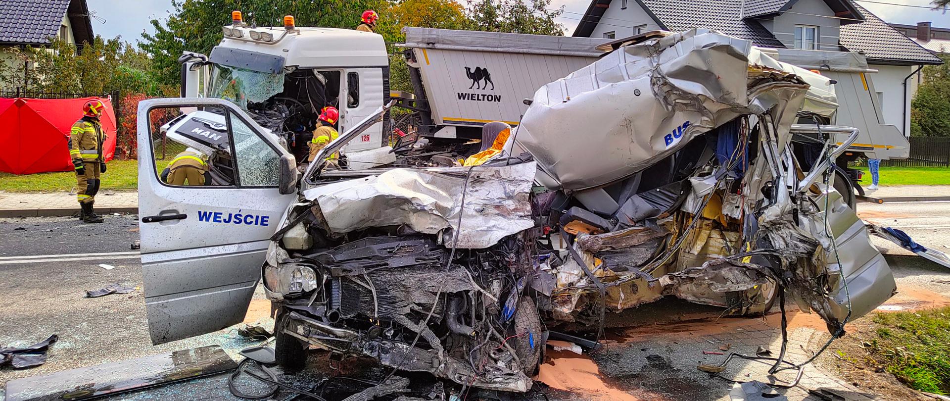 Wypadek pojazdu Bus i ciężarowego. Strażacy kontrolują kabinę samochodu ciężarowego