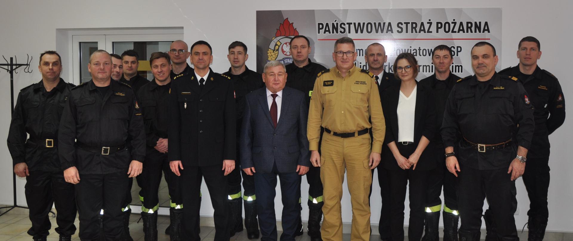 Zdjęcie przedstawia lidzbarskich strażaków razem z Kierownictwem formacji strażaków.