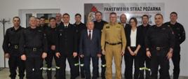 Zdjęcie przedstawia lidzbarskich strażaków razem z Kierownictwem formacji strażaków.