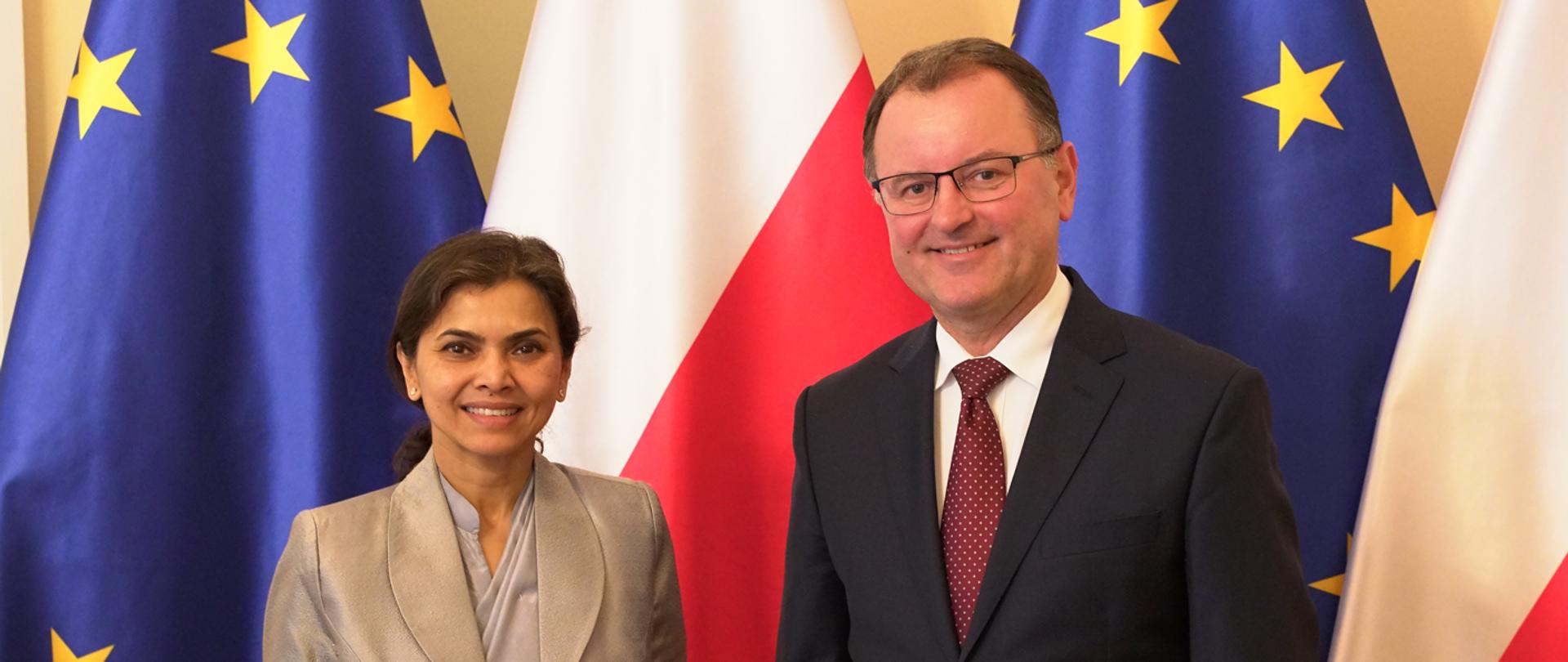 Sekretarz Stanu Arkadiusz Czartoryski spotkał się z Ambasador Indii Nagmą Mohamed Mallick - zdjęcie na tle flag