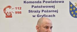 Na zdjęciu widoczni funkcjonariusze KP PSP Gryfice podczas uroczystej zbiórki z okazji przejścia na zaopatrzenie emerytalne