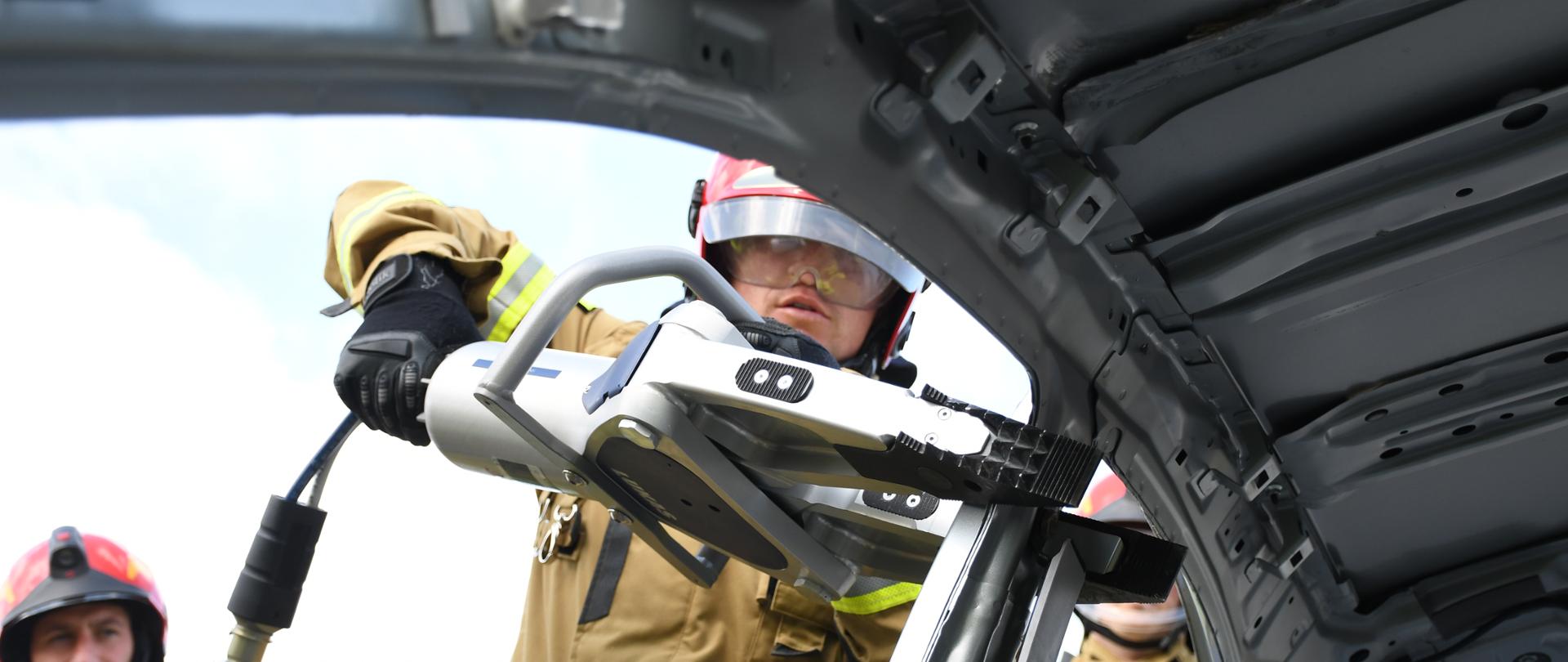 Strażacy podczas ćwiczeń narzędziami hydraulicznymi