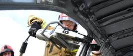 Strażacy podczas ćwiczeń narzędziami hydraulicznymi
