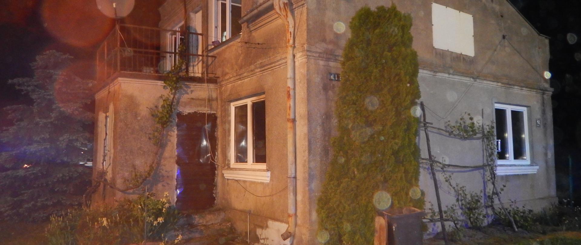 Zdjęcie przedstawia dom jednorodzinny, w którym doszło do pożaru